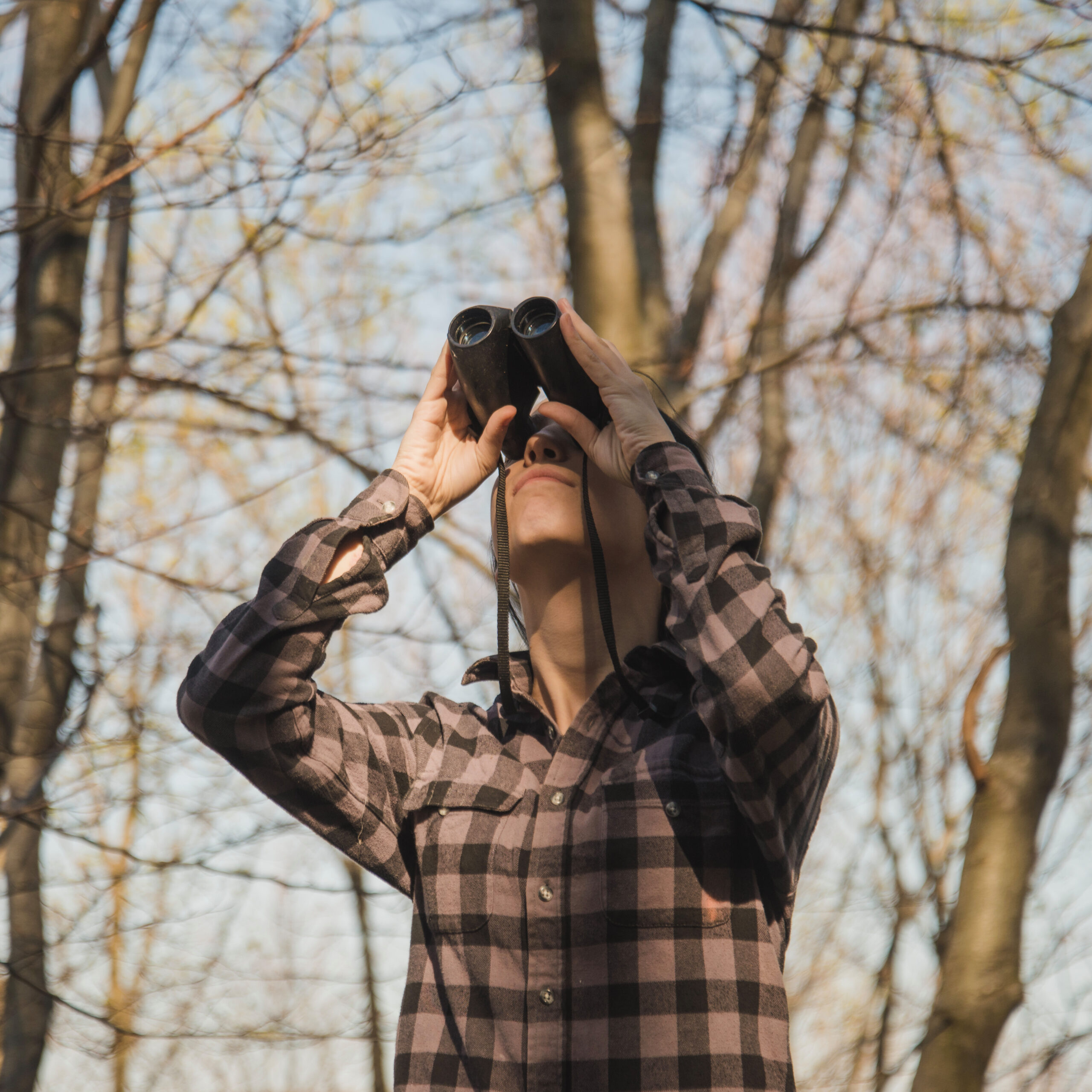 concentrated-traveler-using-binoculars